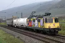 Re 420 347-7 mit einem   Kurzgüter  bei Cressier am 25. November 2020.
Foto: Walter Ruetsch