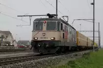 Re 420 160-4 mit einem Postzug bei Oberbuchsiten am 25. November 2020.
Foto: Walter Ruetsch