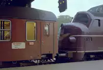 DSB København H: Die Nohab-Diesellok MX 1001 sollte am 25. Mai 1974 den Lyntog (:  Blitzzug  = FD-Zug)  Østjyden  vom Kopenhagener Hauptbahnhof nach Korsør ziehen. Zwischen Korsør und Nyborg wurden die Personenwagen über Storebælt / den Großen Belt mit einer Eisenbahnfähre transportiert, und im Nyborger Fährhafen übernahn eine andere Diesellok die Personenwagen, um sie nach Ålborg zu bringen. - Die  Blitzzüge  hatten alle Namen, wie z.B.  Østjyden  (=  der Ostjüte ). - Scan eines Farbnegativs. Film: Alfochrome-Ringfoto (= Sakuracolor R-100?). Kamera: Kodak Retina Automatic II. 
