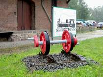 Der hintere Treibradsatz einer IVk steht vorm G�terschuppen in M�geln, 28.07.07