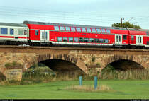 Blick auf einen Doppelstockwagen der 2. Klasse mit Hocheinstieg der Gattung  DBpza 781.3  (50 80 26-35 512-5 D-DB) in der Saaleaue bei Angersdorf.

🧰 DB Regio Mitte
🚝 PbZ 2487 Leipzig Hbf–Frankfurt(Main)Hbf
🚩 Bahnstrecke Halle–Hann. Münden (KBS 590)
🕓 24.9.2020 | 17:40 Uhr
