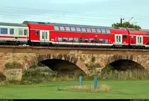 Blick auf einen Doppelstockwagen der 2. Klasse mit Hocheinstieg der Gattung  DBpza 781.3  (50 80 26-35 512-5 D-DB) in der Saaleaue bei Angersdorf.

🧰 DB Regio Mitte
🚝 PbZ 2487 Leipzig Hbf–Frankfurt(Main)Hbf
🚩 Bahnstrecke Halle–Hann. Münden (KBS 590)
🕓 24.9.2020 | 17:40 Uhr