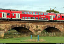 Blick auf einen Doppelstockwagen der 2. Klasse mit Hocheinstieg der Gattung  DBpza 751.9  (50 80 26-35 113-2 D-DB) in der Saaleaue bei Angersdorf.

🧰 Südostbayernbahn (SOB | DB RegioNetz Infrastruktur GmbH (RNI)/DB RegioNetz Verkehrs GmbH (RNV))
🚝 PbZ 2487 Leipzig Hbf–Frankfurt(Main)Hbf
🚩 Bahnstrecke Halle–Hann. Münden (KBS 590)
🕓 24.9.2020 | 17:40 Uhr
