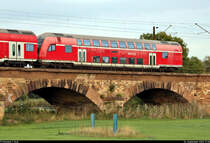 Blick auf einen Doppelstock-Steuerwagen der 2. Klasse der Gattung  DBpbzfa 763.6  (50 80 86-75 034-8 D-DB) in der Saaleaue bei Angersdorf.

🧰 DB Regio NRW
🚝 PbZ 2487 Leipzig Hbf–Frankfurt(Main)Hbf
🚩 Bahnstrecke Halle–Hann. Münden (KBS 590)
🕓 24.9.2020 | 17:40 Uhr