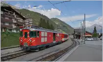 Der MGB Deh 4/4 I 23 verlässt mit seinem Regionalzug von Disentis nach Andermatt den Bahnhof von Sedrun. 

16. Sept. 2020