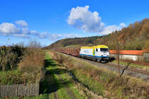 223 032 mit einem Holzzug am 20.11.2020 bei Halbmeile.