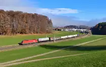 1116 137 mit einem Güterzug am 26.11.2020 bei Axdorf.