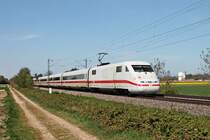 Am Nachmittag des 20.04.2020 fuhr 401 089-8/401 572-3 als ICE 2893 (Hamburg Altona - Basel Bad Bf), welcher als Ersatzzug für den ICE 75 verkehrte, südlich von Buggingen über die Rheintalbahn in Richtung Müllheim (Baden).