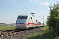 Nachschuss auf 401 572-3/401 089-8, als dieser am Nachmittag des 20.04.2020 als ICE 2893 (Hamburg Altona - Basel Bad Bf), welcher als Ersatzzug für ICE 75 verkehrte, nördlich von Hügelheim durchs Markgräflerland in Richtung Müllheim (Baden) fuhr.