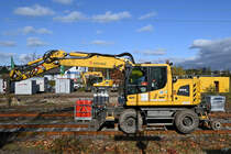 Ende Oktober 2020 warteten vier Zweiwegebagger Liebherr 922 rail auf den  Startschuss  zu Bauarbeiten an der Hattinger Eisenbahnbrücke.