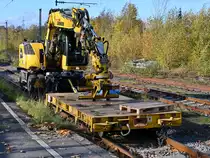 Ende Oktober 2020 waren gleich vier Zweiwegebagger Liebherr 922 rail in Hattingen im Einsatz. Gebaut wurde an der Eisenbahnbrücke. Hier warten 2 Bagger am Hattinger Bahnhof auf den  Startschuss .