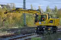 Ende Oktober 2020 warteten vier Zweiwegebagger Liebherr 922 rail auf den  Startschuss  zu Bauarbeiten an der Hattinger Eisenbahnbrücke.