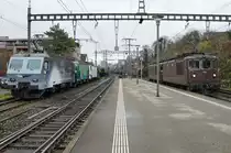 EISENBAHNDIENSTLEISTER GmbH.
Zusammentreffen von BLS-Lokzug bestehend aus Re 425 186 und Re 425 190 und den auf den nächsten Einsatz warteten Re 446 017, Re 446 016, ehemals SOB/SBB sowie der 142 103-1  in Rheinfelden am 10. Dezember 2020.
Die  BLS BRUNELLIS  befanden sich auf der Rückfahrt von Singen D.
Foto: Walter Ruetsch