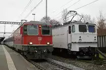 EISENBAHNDIENSTLEISTER GmbH.
Zusammentreffen von IR Basel-Zürich mit Re 4/4 II 11134 und der 142 103-1 in Rheinfelden am 10. Dezember 2020.
Foto: Walter Ruetsch
