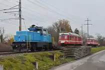 Nun geht die Fahrt auf einem Nebengleis zum Werk 2 der Firma Thommen, wo bereits zwei Kramwagen warten um die beiden Wagen abzuladen. Die Aufnahme stammt vom 10.12.2020.