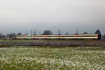 Mein letztes Bild auf österreichischem Boden von einem Lokbespannten EuroCity mit Schweizer Wagen. 421 371-6 zieht dem EC EuroCity 194 zwischen Lauterach und Hard. 11.12.20