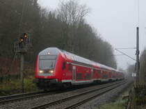 RE 1 (13011) Hamburg - Büchen mit Dosto-Wagen  Hanse-Express  bei Durchfahrt durch Friedrichsruh; 11.12.2020
