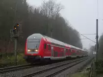 RE 1 (13011) Hamburg - Büchen mit Dosto-Wagen  Hanse-Express  bei Durchfahrt durch Friedrichsruh; 11.12.2020
