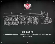 Zum diesjährigen Herbstlokfest im Lokschuppen Staßfurt feierte der veranstaltende Verein, die Eisenbahnfreunde Traditionsbahnbetriebswerk Staßfurt e.V., sein 30-jähriges Bestehen. Für diesen Anlass wurde extra ein Schild auf dem Betriebsgelände angebracht.
In den nächsten Tagen möchte ich von dieser Veranstaltung, welche zeitgleich meine einzige in diesem Jahr als Teilnehmer war, in Bild und Text berichten. Eines vorab: Das Wetter war dem Jubiläum gegenüber nicht wohlgesonnen, sodass sämtliche Motive nur im Dauerregen umsetzbar waren.

🕓 26.9.2020 | 11:00 Uhr