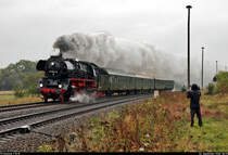 Anlässlich des Herbstlokfests des Lokschuppens Staßfurt wurden am Samstag zwei Rundfahrten von und nach Staßfurt über Aschersleben, Halberstadt, Magdeburg Hbf und Schönebeck(Elbe) angeboten. Zum Auftakt des (leider völlig verregneten) Tages konnte die Frührunde an der Bahnhofstraße in Giersleben festgehalten werden. Es führt 41 1144-9 (41 144); an ihrem Haken hängen drei verschiedene Wagentypen.

🧰 IGE Werrabahn Eisenach e.V. für die Eisenbahnfreunde Traditionsbahnbetriebswerk Staßfurt e.V.
🚂 DPE 31472 Staßfurt-Leopoldshall–Staßfurt-Leopoldshall
🚩 Bahnstrecke Köthen–Aschersleben (KBS 334)
🕓 26.9.2020 | 8:35 Uhr