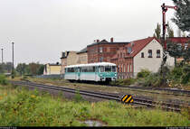 772 367-9 (771 067-6 | 171 067-2 | VT 2.09.067 | 95 80 0772 007-0 D-BSV) und 772 312-5 (771 012-2 | 171 012-2 | VT 2.09.067 | 95 80 0772 006-2 D-BSV) übernahmen zum diesjährigen Herbstlokfest des Lokschuppens Staßfurt den Pendelverkehr zwischen Staßfurt-Leopoldshall und dem Bahnhof Staßfurt.
Hier befindet sich der Sandmännchenzug kurz vor seinem Ziel an der Staßfurter Industriestraße.

🧰 Fahrzeugsammlung Pester für die Eisenbahnfreunde Traditionsbahnbetriebswerk Staßfurt e.V.
🚝 Zug 2 Staßfurt-Leopoldshall–Staßfurt
🚩 Bahnstrecke Schönebeck–Güsten (KBS 335)
🕓 26.9.2020 | 9:38 Uhr