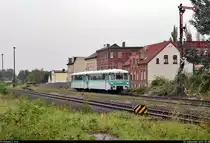 772 367-9 (771 067-6 | 171 067-2 | VT 2.09.067 | 95 80 0772 007-0 D-BSV) und 772 312-5 (771 012-2 | 171 012-2 | VT 2.09.067 | 95 80 0772 006-2 D-BSV) übernahmen zum diesjährigen Herbstlokfest des Lokschuppens Staßfurt den Pendelverkehr zwischen Staßfurt-Leopoldshall und dem Bahnhof Staßfurt.
Hier befindet sich der Sandmännchenzug kurz vor seinem Ziel an der Staßfurter Industriestraße.

🧰 Fahrzeugsammlung Pester für die Eisenbahnfreunde Traditionsbahnbetriebswerk Staßfurt e.V.
🚝 Zug 2 Staßfurt-Leopoldshall–Staßfurt
🚩 Bahnstrecke Schönebeck–Güsten (KBS 335)
🕓 26.9.2020 | 9:38 Uhr