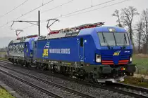 Die beiden fabrikneuen Vectronen 475 901 und 902 von WRS wurden am 11.12.2020 von Regensburg (D) nach Rothenburg (CH) überführt, aufgenommen am Nachmittag zwischen Pratteln (CH) und Frenkendorf (CH).
