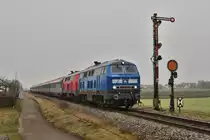 Am 2. Januar 2020 sind 218 055 (218 458) von Press und 218 499 mit IC 119 unterwegs an den Bodensee und nehmen dabei den außergewöhnlichen Laufweg über Memmingen, da die Südbahn aufgrund der Elektrifizierung gesperrt ist. Das Bild entstand am bekannten Einfahrsignal von Gerlenhofen.