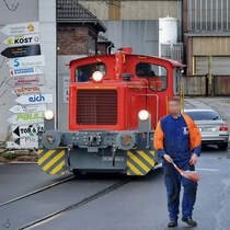 Kurz mal die Straße gesperrt, damit die Köf passieren kann. (Hattingen, Dezember 2020)
