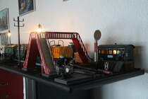 Antik Spielzeug Spur 0 mit Behelfsstellwerk und Fussgängerbrücke (kl.Sammlung PW.)