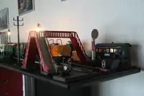 Antik Spielzeug Spur 0 mit Behelfsstellwerk und Fussgängerbrücke (kl.Sammlung PW.)