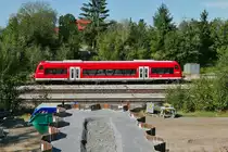 Abruptes Ende eines Wanderweges. Da wollte der Fotograf Bahnbilder von der Fu�g�ngerbr�cke in Hergatz machen und dann ist diese nicht mehr da. RB 22831 auf der Fahrt von Aulendorf nach Lindau passiert die Baustelle am 30.09.2020.