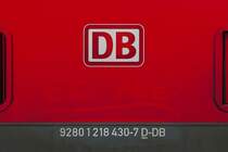 Gut zwei Wochen vor dem Ende der mit Dieselloks bespannten EuroCity zwischen München und Lindau ist der Abschiedsgruß  EC Ade  in die Schmutzschicht der am 27.11.2020 in Lindau abgestellten Mühldorfer 218 430-7 geschrieben.