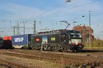 Eingemietete Siemens Vectron 193 713-5 der BLS, durchfährt den badischen Bahnhof. Die Aufnahme stammt vom 10.11.2020.