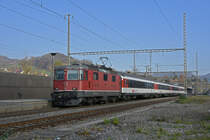 Re 4/4 II 11152 durchfährt den Bahnhof Gelterkinden. Die Aufnahme stammt vom 11.11.2020.