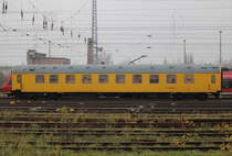 Der Funkmesswagen der DB Kommunikationstechnik GmbH 60 80 09-24 200-9(P)296.3 stand am 12.12.2020 im Rostocker Hbf.