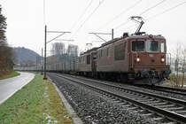 Zuckerrübenkampagne Aarberg 2020.
Die letzten Zuckerrübenzüge mit BLS  BRUNELLI  Re 425 im Dienste der SERSA GROUP.
Zug Aarberg-Dottikon mit den Re 425 179 und Re 425 195 bei Wynigen im Regen am 12. Dezember 2020.
Rückfahrt als Lokzug zurück nach Spiez.
Bedeutet das Ende der wiederum sehr erfolgreichen Zuckerrübenkampagne 2020 Aarberg der SERSA GROUP. Auch einen herzlichen Dank an das freundliche Personal mit viel Geduld für die Bahnfotografen.
Foto: Walter Ruetsch 
