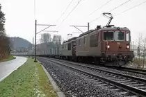 Zuckerrübenkampagne Aarberg 2020.
Die letzten Zuckerrübenzüge mit BLS  BRUNELLI  Re 425 im Dienste der SERSA GROUP.
Zug Aarberg-Dottikon mit den Re 425 179 und Re 425 195 bei Wynigen im Regen am 12. Dezember 2020.
Rückfahrt als Lokzug zurück nach Spiez.
Bedeutet das Ende der wiederum sehr erfolgreichen Zuckerrübenkampagne 2020 Aarberg der SERSA GROUP. Auch einen herzlichen Dank an das freundliche Personal mit viel Geduld für die Bahnfotografen.
Foto: Walter Ruetsch 
