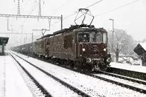 Zuckerrübenkampagne Aarberg 2020.
Die letzten Zuckerrübenzüge mit BLS  BRUNELLI  Re 425 im Dienste der SERSA GROUP.
Zug Dottikon-Aarberg mit den Re 425 179 und Re 425 195 anlässlich der Bahnhofsdurchfahrt Solothurn-West bei winterlicher Wetterlage am 11. Dezember 2020.
Foto: Walter Ruetsch 
