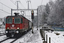 Güterzug von SBB CARGO NATIONAL mit der Re 420 240-4 in Solothurn-West am 11. Dezember 2020.
Foto: Walter Ruetsch