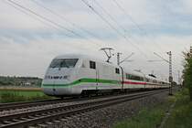 Am späten Nachmittag des 21.04.2020 fuhr 402 009-5  Riesa  als ICE 376 (Basel Bad Bf - Frankfurt (Main) Hbf) nördlich von Hügelheim über die KBS 702 durchs Rheintal in Richtung Freiburg (Breisgau).
