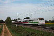 Nachschuss auf 808 009-5  Riesa , als dieser am späten Nachmittag des 21.04.2020 als ICE 376 (Basel Bad Bf - Frankfurt (Main) Hbf) südlich von Buggingen über die Rheintalbahn in Richtung Freiburg (Breisgau) fuhr.