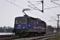 Abschied von der Schweizer Baureihe Re 421 in Lindau (hier: Re 421 371 am Bodenseedamm) am für Ausländer letztmöglichen Tag = 08.12.2020. Am Tag darauf hätte ein Grenzübertritt zu Quarantäne geführt, und ab 13.12. steuert kein lokbespannter EC mehr Lindau Hbf. an. Damit ist eigentlich auch die Werbebotschaft auf der Lok hinfällig . sie wurde von der Realität überholt.
