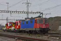 Am 13.11.2020 schleppt die Re 421 374-0 die beiden Tm 234 421-6 und 234 419-0 durch den Bahnhof Pratteln.