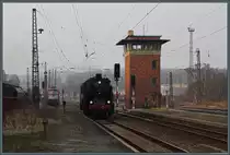 Nach einem Einsatz auf der Rübelandbahn setzt 95 027 in Blankenburg Pbf um und passiert dabei das Stellwerk W 2 (GS II, 1963 in Betrieb genommen). Links steht 241 338-3 und wartet auf neue Einsätze. (17.03.2012)