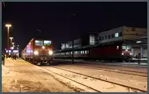 Bahnverkehr vor 10 Jahren: Zwei 143 warten mit ihren RE-Zügen am Abend des 04.12.2010 in Cottbus auf die Abfahrt. Frostig ist es und eine leichte Schneeschicht bedeckt die Bahnsteige. 143 843-1 wird eine kurze Doppelstockgarnitur als RE 2 nach Lübbenau bringen, rechts steht 143 809-2 mit dem RE 10 nach Leipzig zur Abfahrt bereit. Inzwischen sind beide Maschinen und wahrscheinlich auch die zugehörigen Wagen verschrottet worden.