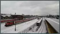 Bahnverkehr vor 10 Jahren: Am Bahnhof Warschauer Straße in Berlin befindet sich das Talgo-Instandhaltungswerk, dass sich um die Instandhaltung von Nachtzügen kümmert. Am winterlichen 30.01.2010 rangiert mit 345 124-2  Bert  der DB Autozug eine der letzten DR-V 60 in DB-Eigentum die Schlaf- und Liegewagen unterschiedlichster Bauformen. In der Mitte steht eine Talgo-Garnitur, die ein privater Betreiber als Hotelzug einsetzen wollte, was aber nie realisiert wurde. Ganz rechts steht ein 481 der S-Bahn Berlin am Bahnsteig. 
Viel hat sich in den Jahren seitdem verändert. Zum Dezember 2016 zog sich die DB aus dem ungeliebten Nachtzuggeschäft zurück. Die ÖBB übernahm einen Teil der Relationen unter der Marke NightJet. Nach Jahren des Rückzugs gibt es auf europäischer Ebene nun  Planungen zur (Wieder-)Einführung zusätzlicher Nachtzug-Verbindungen.
Die Anlagen des Bahnhof Warschauer Straße wurden stark umgebaut, das neu errichtete Empfangsgebäude, das ursprünglich 2017 in Betrieb gehen sollte ist wegen Problemen beim Brandschutz immer noch nicht eröffnet. Hier zeigen sich durchaus Parallelen zu anderen Verkehrsprojekten in der Hauptstadt.
