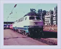 Mein Beitrag zum Abschied der traditionellen Wagen-Lok Komposition Zürich - München: Knipse- Bilder aus alten Zeiten. Ich bin mir bewusst, dass die Qualität dieser drei Bildern heutigen Ansprüchen kaum mehr genügt, doch welcher Eisenbahnfan bekommt beim Betrachten dieser Bilder nicht feuchte Augen, und da dürfe die scharfen Pixel ohnehin etwas etwas verschwimmen...

Die DB 218 455-4 und eine Schwester Lok erreichen mit dem FD 286  Bavaria  Lindau HBF, wo dann die SBB Re 4/4 II 11196 den Zug zur Weiterfahrt nach Zürich übernehmen wird.

21. Juli 1983 
