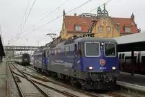 Abschied von den EC Zürich-HB  - München mit den Re 421 und den BR 218 sowie  dem alten Kopfbahnhof  Lindau vor dem Fahrplanwechsel vom 13. Dezember 2020.
Der Fahrplan 2021 bringt schnellere, häufigere und bequemere Verbindungen von Zürich-HB nach München. Die dunkelblauen Re 421 von SBB CARGO NATIONAL und die DB Diesellokomotiven der BR 218 werden nicht mehr gebraucht.  Auch der Lokwechsel im alten Kopfbahnhof Lindau mit dem schmucken Gebäude ist  bereits ab dem heutigen Sonntag Geschichte, da die Insel mit den direkten Zügen nach München nicht mehr angefahren wird.
Für einen kurzen Rückblick auf diese herrlichen Momente drehe ich das Rad der Zeit noch einmal für drei Bahnbildserien zurück.
Sämtliche Aufnahmen  sind während meiner Abschiedsfahrt vom 18. November 2020 entstanden. Da es sich um meine letzte Fahrt handelte und die Aufnahmen  inzwischen  bereits historisch sind, habe ich mir ausnahmsweise  erlaubt,  auch der nächtliche Beginn dieser für mich sehr speziellen Reise in Zürich-HB zu zeigen.

Lokzug bestehend aus den Re 421 3711-6 und Re 421 383-3 im Kopfbahnhof Lindau auf Rangierfahrt. Besondere Beachtung gilt auch dem historischen und fotogenen Hintergrund.
Foto: Walter Ruetsch

   
