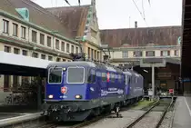 Abschied von den EC Zürich-HB  - München mit den Re 421 und den BR 218 sowie  dem alten Kopfbahnhof  Lindau vor dem Fahrplanwechsel vom 13. Dezember 2020.
Der Fahrplan 2021 bringt schnellere, häufigere und bequemere Verbindungen von Zürich-HB nach München. Die dunkelblauen Re 421 von SBB CARGO NATIONAL und die DB Diesellokomotiven der BR 218 werden nicht mehr gebraucht.  Auch der Lokwechsel im alten Kopfbahnhof Lindau mit dem schmucken Gebäude ist  bereits ab dem heutigen Sonntag Geschichte, da die Insel mit mit den direkten Zügen nach München nicht mehr angefahren wird.
Für einen kurzen Rückblick auf diese herrlichen Momente drehe ich das Rad der Zeit noch einmal für drei Bahnbildserien zurück.
Sämtliche Aufnahmen  sind während meiner Abschiedsfahrt vom 18. November 2020 entstanden. Da es sich um meine letzte Fahrt handelte und die Aufnahmen  inzwischen  bereits historisch sind, habe ich mir ausnahmsweise  erlaubt,  auch der nächtliche Beginn dieser für mich sehr speziellen Reise in Zürich-HB zu zeigen.

Lokzug bestehend aus den Re 421 3711-6 und Re 421 383-3 im Kopfbahnhof Lindau zur Rangierfahrt bereit. Besondere Beachtung gilt auch dem historischen Hintergrund.
Foto: Walter Ruetsch

   
